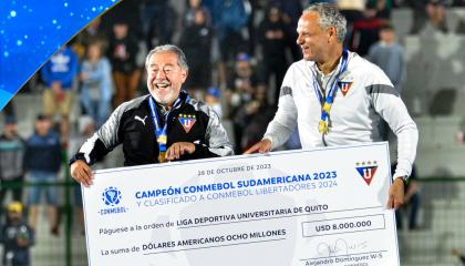 Isaac Álvarez y Esteban Paz reciben el premio económico por el título de Liga de Quito en la Copa Sudamericana, el 28 de octubre de 2023. 