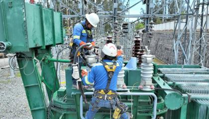 Mantenimiento de la Subestación Eléctrica Olímpico, en Quito, el 5 de diciembre de 2023.