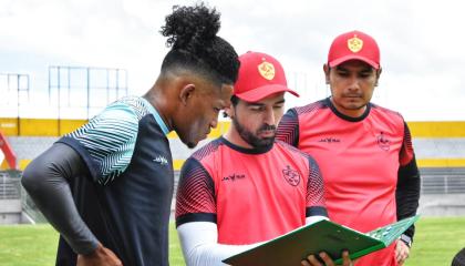 Gerardo Espinoza, DT de Aucas (centro), da indicaciones en el partido amistoso ante Técnico Universitario, del 20 de enero de 2024.