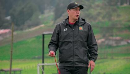 Luis García, técnico del Deportivo Cuenca, durante el entrenamiento del 9 de enero de 2024.