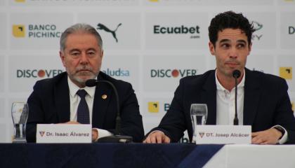 Isaac Álvarez y Josep Alcácer en la presentación del nuevo cuerpo técnico, 12 de enero de 2024.