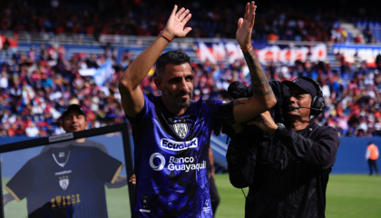 Cristian Pellerano saluda a la hinchada de Independiente del Valle, en el estadio Banco Guayaquil, el 17 de febrero de 2024.