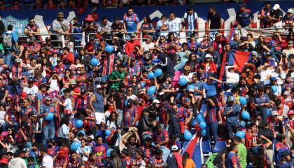 Los hinchas de Deportivo Quito ocupan una general en el estadio Banco Guayaquil, el 17 de febrero de 2024.