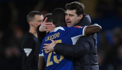 Moisés Caicedo y Mauricio Pochettino celebran la victoria ante Leeds, por FA Cup, este 28 de febrero de 2024.