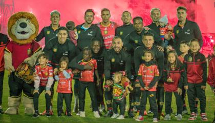 Jugadores del Deportivo Cuenca, durante la Noche Colorada, el 23 de febrero de 2024.