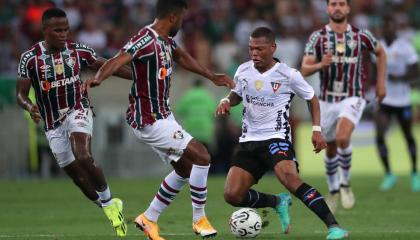 Jefferson Valverde rodeado de jugadores de Fluminense en la final de la Recopa, en Brasil, el 29 de febrero de 2024.