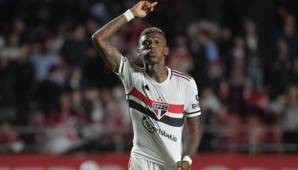 Robert Arboleda festeja un gol con São Paulo en el estadio Morumbí, el 31 de agosto de 2023.