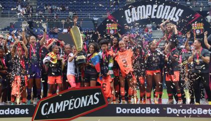 Las jugadoras de Barcelona festejan el título de la Superliga, el 10 de septiembre del 2023, tras ganarle en la final a Dragonas IDV.