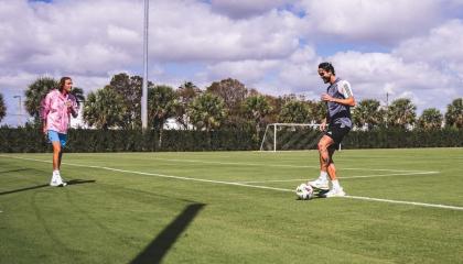 Leonardo Campana y Stefano Tsitsipas con un balón en el predio del Inter Miami, 26 de marzo de 2024.