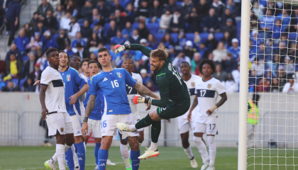 Javier Burrai despeja una pelota en el partido ante Italia, en Nueva Jersey, el 24 de marzo de 2024.