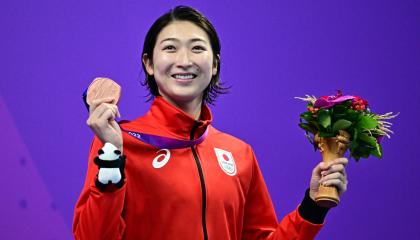 La japonesa Rikako Ikee, medallista de bronce, celebra en el podio durante los Juegos Asiáticos Hangzhou 2022.