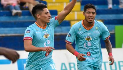 Lautaro Disanto celebra su gol, en el partido de Libertad ante Técnico Universitario, el 30 de marzo de 2024.