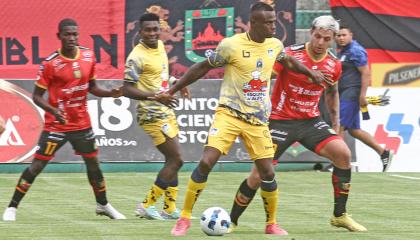 José Angulo, de Delfín, en el partido ante Deportivo Cuenca, el 31 de marzo de 2024.