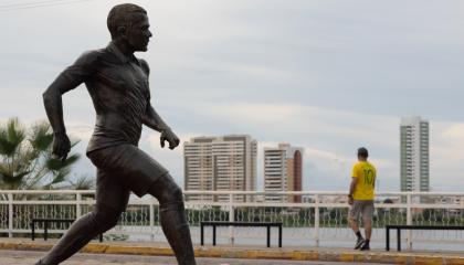 Fotografía de una escultura en homenaje al exfutbolista brasileño Dani Alves, el 27 de marzo de 2024.