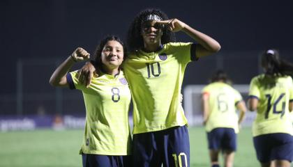 Mary Guerra y Doménica Arboleda celebrando el gol de Ecuador, 28 de marzo de 2024.