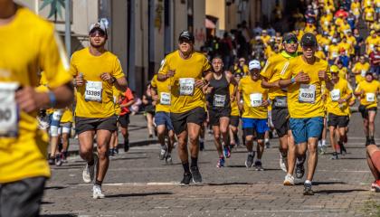 Atletas pasan por el centro histórico durante la edición 2023 de la Quito 15K.