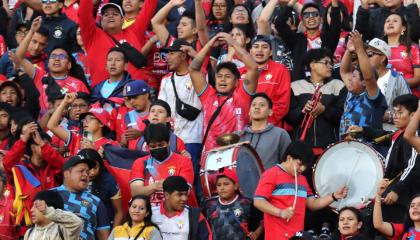 Hinchas de El Nacional, durante un partido en el estadio Atahualpa, el 17 de marzo de 2024.