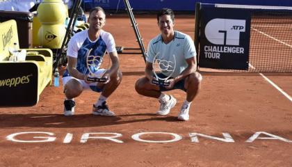 Aleksandr Nedovyesov y Gonzalo Escobar, con sus trofeos de campeones del Challenger de Girona, el 30 de marzo de 2024.