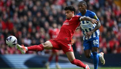 Luis Díaz y Pervis Estupiñán, en el partido entre Liverpool y Brighton, el 31 de marzo de 2024.