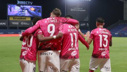 Jugadores de Independiente del Valle celebrando su gol ante Aucas, 24 de marzo de 2024.