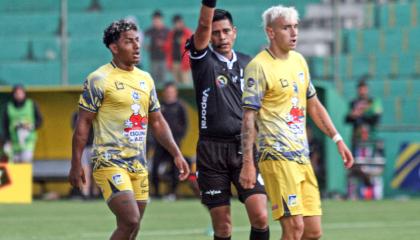 Jugadores de Delfín, durante un partido de la LigaPro, el 31 de marzo de 2024.