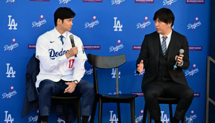 Shohei Ohtani (i) habla con su intérprete Ippei Mizuhara en una rueda de prensa en Los Ángeles, el 14 de diciembre de 2023.