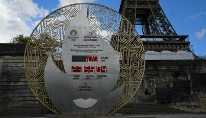 Un reloj indica los 100 días antes del inicio de la ceremonia de apertura de los Juegos Olímpicos de París.