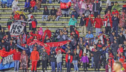 Hinchas de El Nacional en el partido ante Cumbayá, 30 de marzo de 2024.