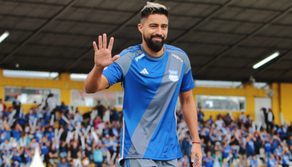 Christian Noboa saluda a la hinchada en el estadio Alejandro Serrano Aguilar, el 17 de febrero de 2024.