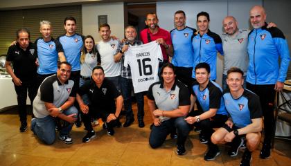 Hernán Barcos junto al cuerpo técnico y colaboradores de Liga posan el 1 de abril de 2024.