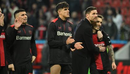 Piero Hincapié y Xabi Alonso, tras la victoria del Bayer Leverkusen ante el Wolfsburgo por la Bundesliga, el 10 de marzo de 2024.