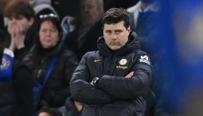 El entrenador argentino del Chelsea, Mauricio Pochettino, observa durante el partido de la Copa FA entre el Chelsea y Leeds United, el 28 de febrero de 2024.