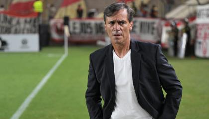 El entrenador argentino de Universitario, Fabián Bustos, durante el partido de Copa Libertadores ante Liga de Quito, el 2 de abril de 2024.