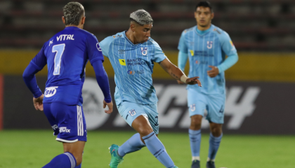 Luciano Nieto, de Universidad Católica, maneja la pelota en el partido ante Cruzeiro, en Quito, el 4 de abril de 2024.