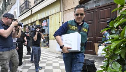 Agentes de la Unidad Central Operativa (UCO) de la Guardia Civil abandonan este miércoles la vivienda del expresidente de la Real Federación Española de Fútbol Luis Rubiales en la calle Reyes Católicos del centro de Granada, en España, el pasado 20 de marzo de 2024.