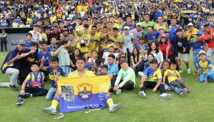 El plantel del Club Deportivo Patrón Mejía celebra el título del ascenso de Pichincha.