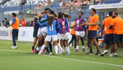 Jugadoras de la selección de Ecuador Sub 17 celebrando el gol ante Colombia, 31 de marzo de 2024.