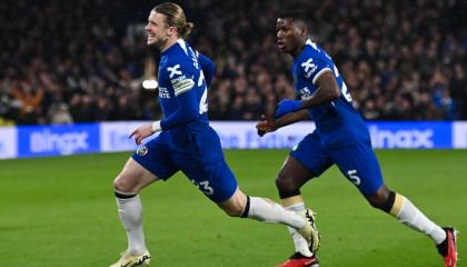 Conor Gallagher y Moisés Caicedo celebran uno de los goles en la victoria del Chelsea sobre el Manchester United, el 4 de abril de 2024. 