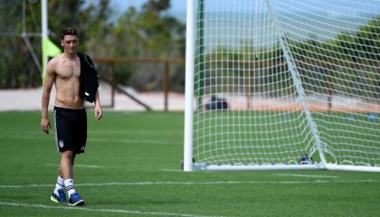 El mediocampista alemán Mesut Özil sale del campo después de una sesión de entrenamiento del equipo nacional de fútbol de Alemania en Santo Andre el 9 de junio de 2014.