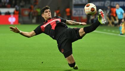 Piero Hincapie, del Bayer Leverkusen, juega el balón durante el partido de vuelta de octavos de final de la Europa League ante el Garabagh, el 14 de marzo de 2024.