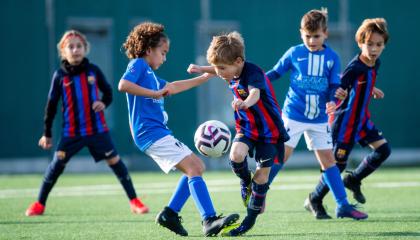 Niños se entrenan en la academia del FC Barcelona.