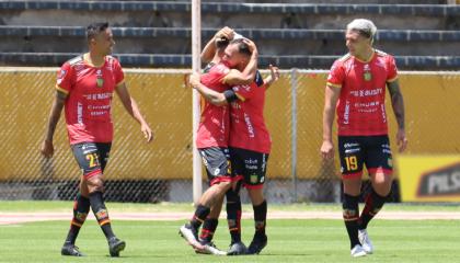 Jugadores de Deportivo Cuenca celebrando su gol ante Universidad Católica, 17 de marzo de 2024.