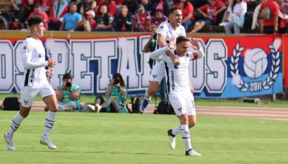 Ezequiel Piovi, de Liga de Quito, celebra su gol ante El Nacional, este 6 de abril de 2024.