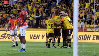 Los jugadores de Barcelona SC festejan un gol ante Deportivo Cuenca, el 6 de abril de 2024.