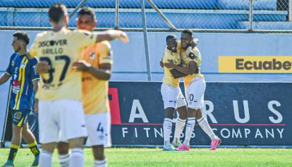 Los jugadores de Universidad Católica festejan el gol de Ismael Díaz ante Delfín por la Fecha 7 de la LigaPro, el domingo 7 de abril de 2024.