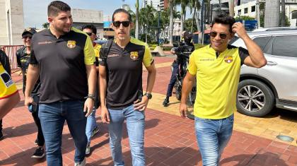 El exjugador, Matías Oyola, en la entrada a la Asamblea de socios de Barcelona SC, el sábado 6 de abril de 2024.