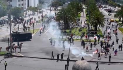 Las barras de El Nacional y Liga de Quito protagonizaron un fuerte enfrentamiento en las inmediaciones del estadio Olímpico Atahualpa, este 6 de abril.