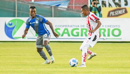 Jugadores de Técnico Universitario y Emelec disputan un balón en la Fecha 7 de la LigaPro, el 7 de abril de 2024.