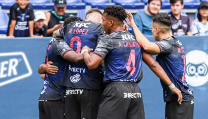 Jugadores de Independiente del Valle festejando el gol ante Libertad, 7 de abril de 2024.