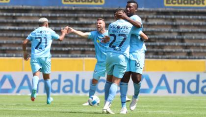 Los jugadores de Universidad Católica festejan un gol ante Deportivo Cuenca, el 17 de marzo de 2024. 